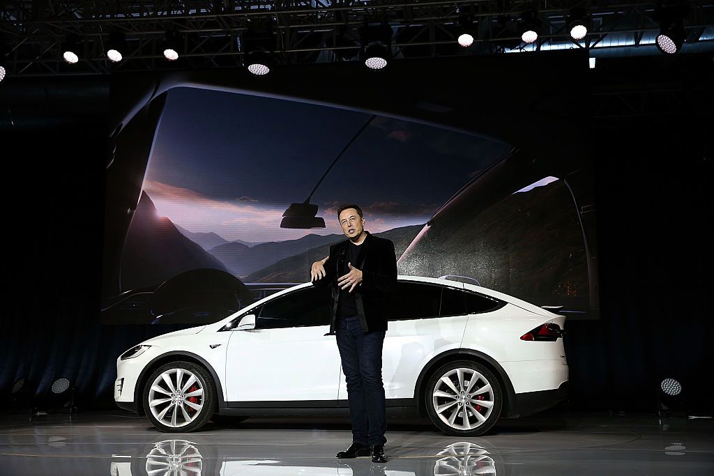 Автомобілі Tesla самостійно викликатимуть собі евакуатор