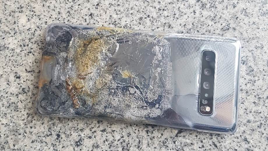 Samsung Galaxy S10 5G загорівся і вибухнув 