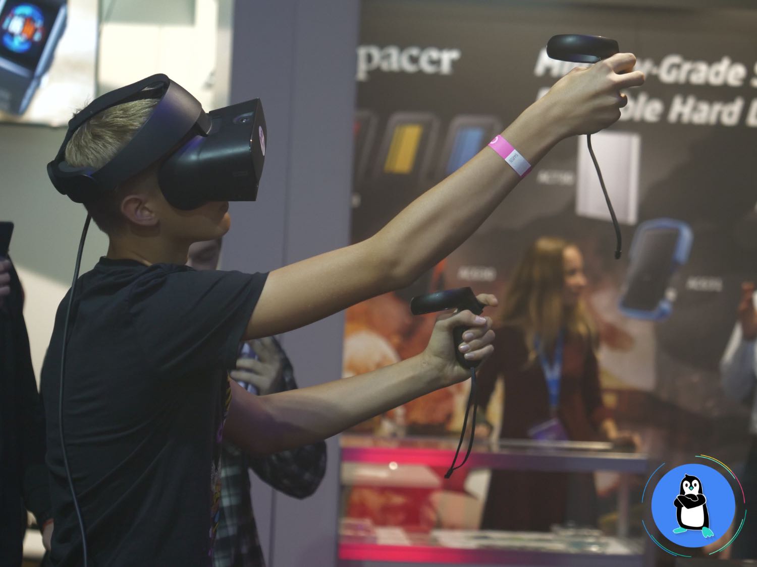 Хлопець грає у гру з віртуальною реальністю (VR)