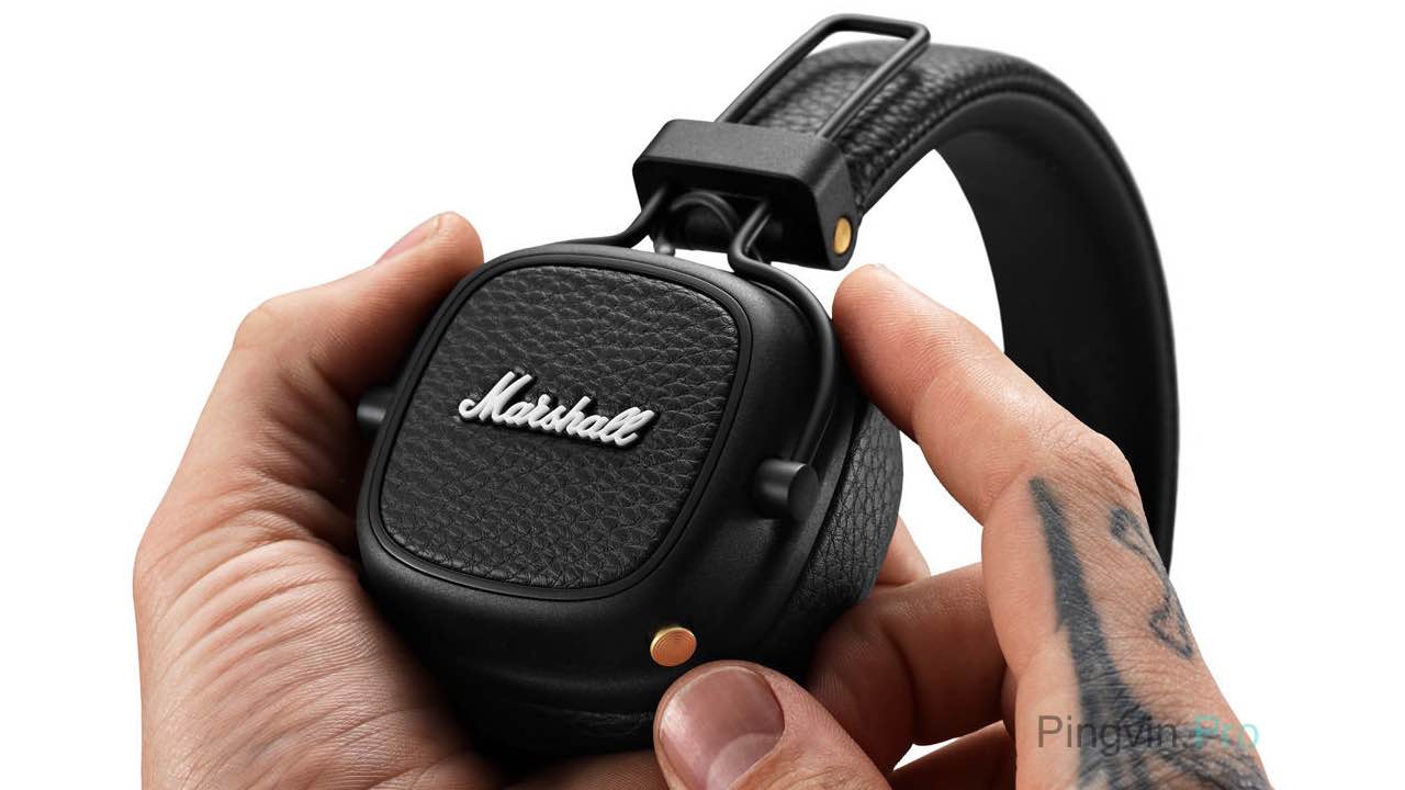 Marshall Major III Voice Bluetooth навушники в руках