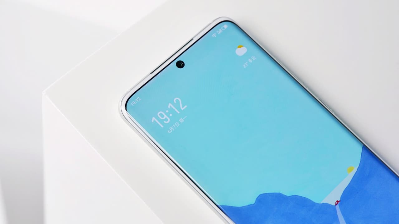 Meizu 18 з білим дисплеєм