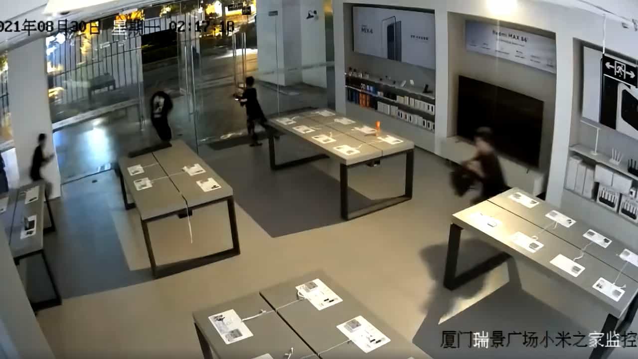 Підлітки пограбували магазин Xiaomi менш ніж за 30 секунд
