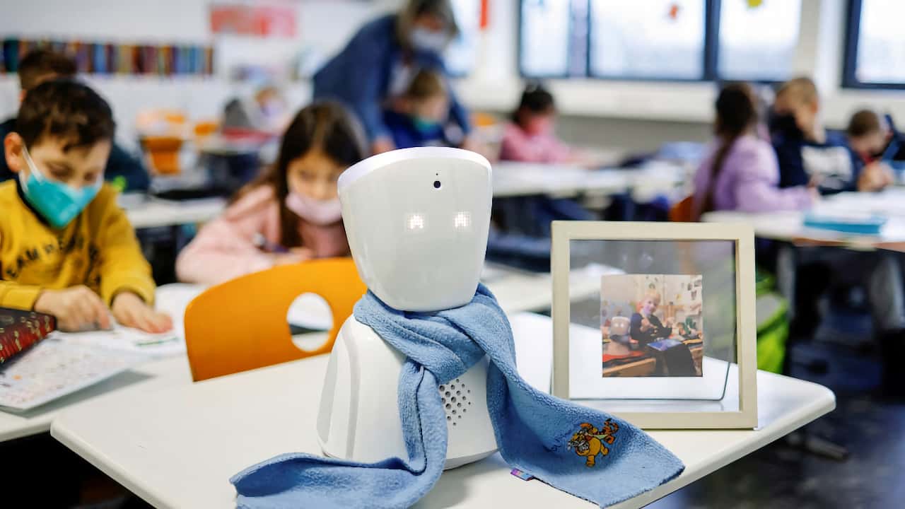 Робот-аватар ходить до школи замість хворого хлопчика