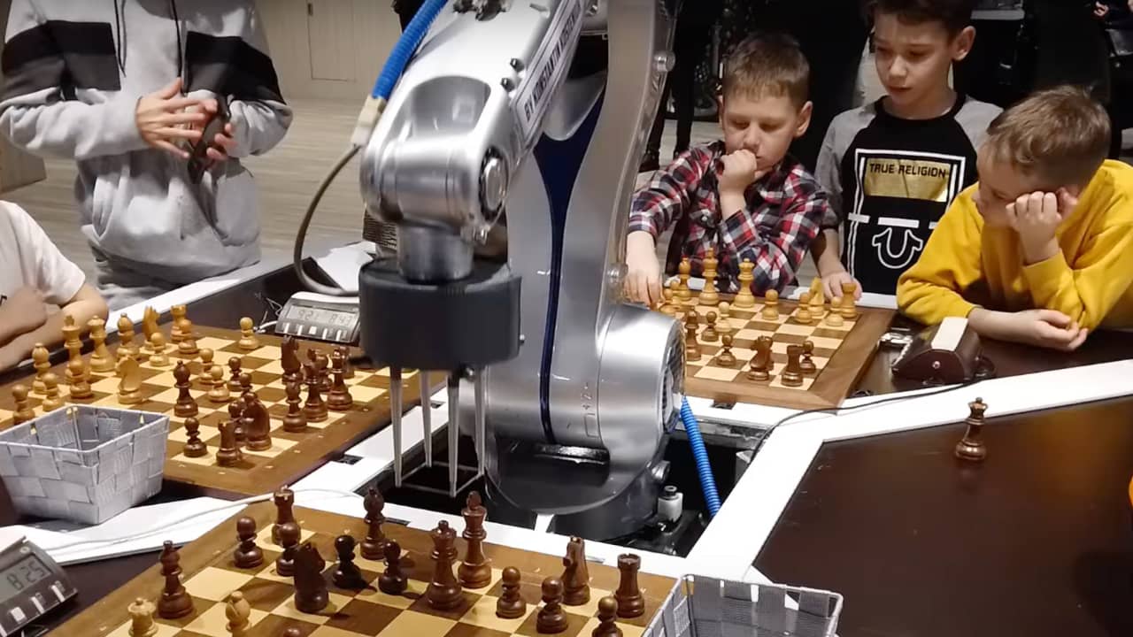 Російський Chessrobot скалічив дитину під час турніру у шахи