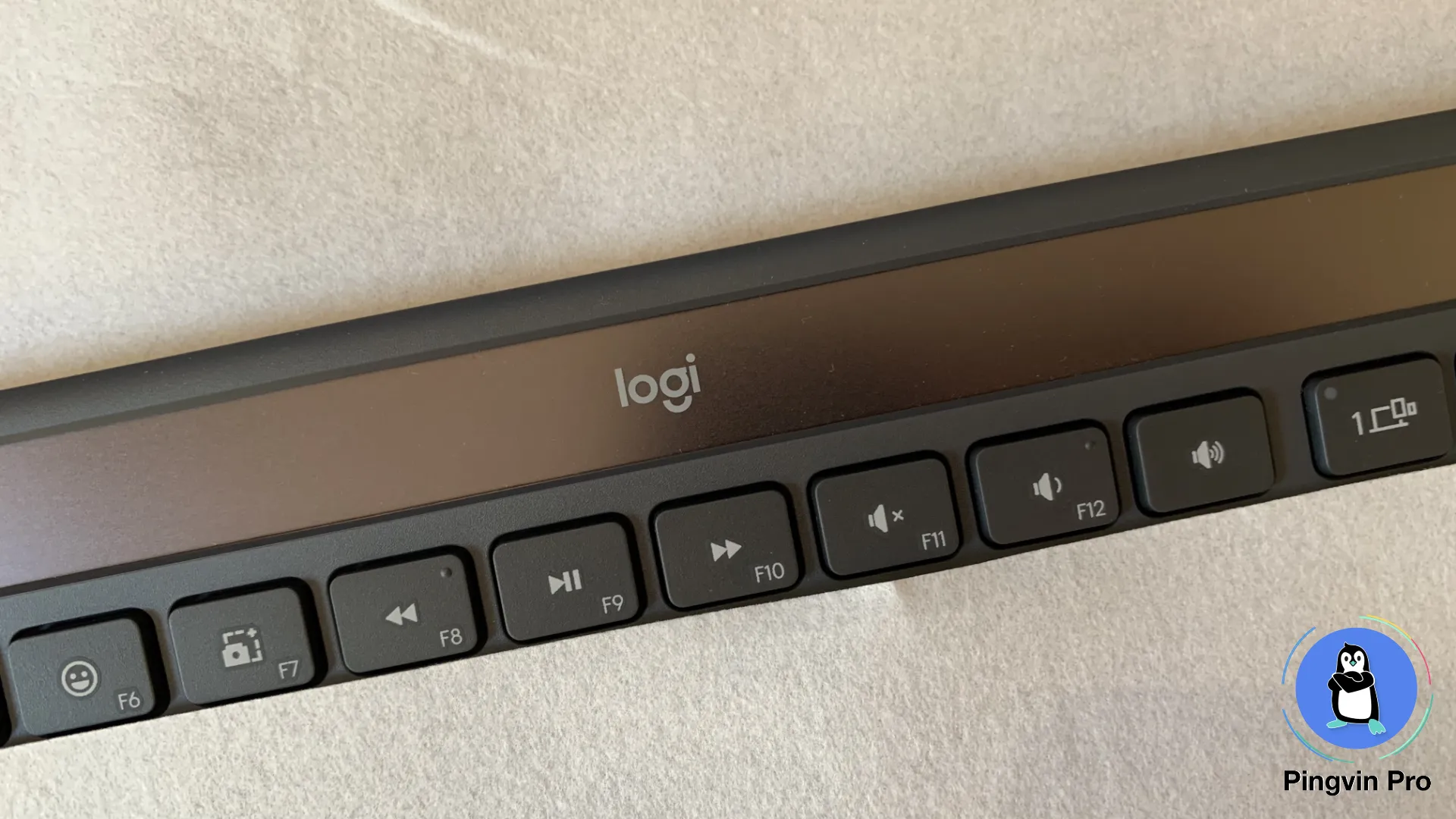 Logitech Signature Slim Solar+ K980 (в чохлі - сонячна панель)