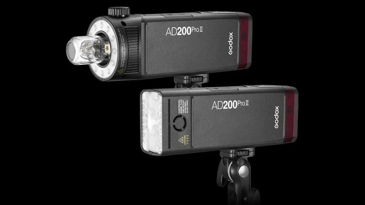 Два імпульсні прилади Godox AD200Pro II на похилих кріпленнях з відкритою лампою H200J II та лінзовою головою Speedlite H200 II