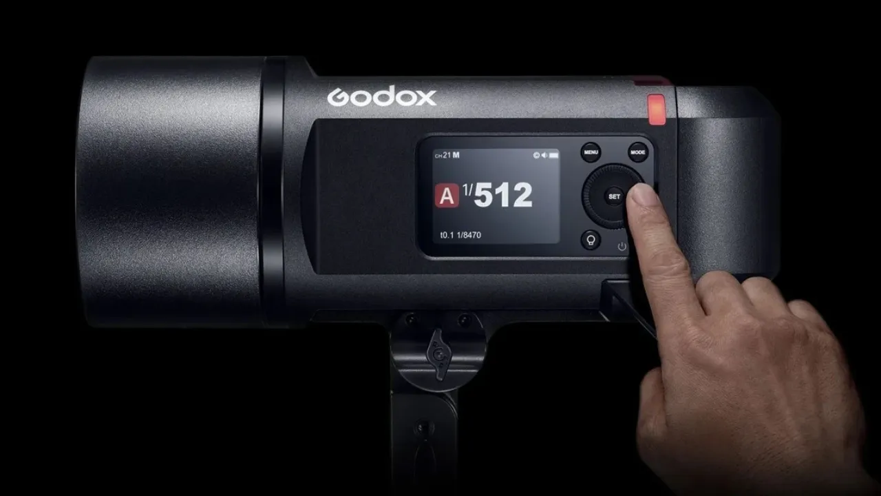 Задня панель моноблока Godox AD600Pro II з кольоровим дисплеєм, налаштуванням потужності 1/512 та активним червоним світлодіодом групи A