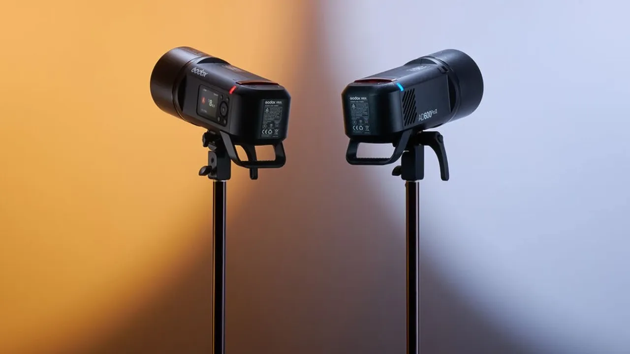 Два моноблоки Godox AD600Pro II з рефлекторами та різнокольоровою світлодіодною індикацією груп на стійках у студії