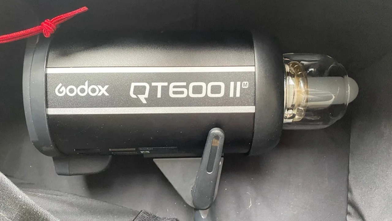 Моноблок серії Godox QT попереднього покоління QT600II M у відкритій транспортувальній сумці із захисним скляним ковпаком імпульсної лампи